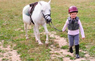 Colonie équitation au trot avec mon poney 