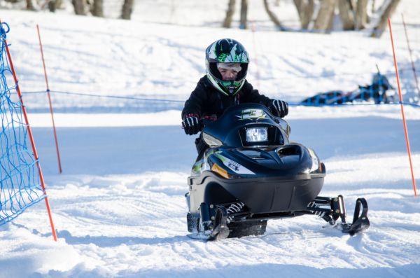 Motoneige électrique et Ski